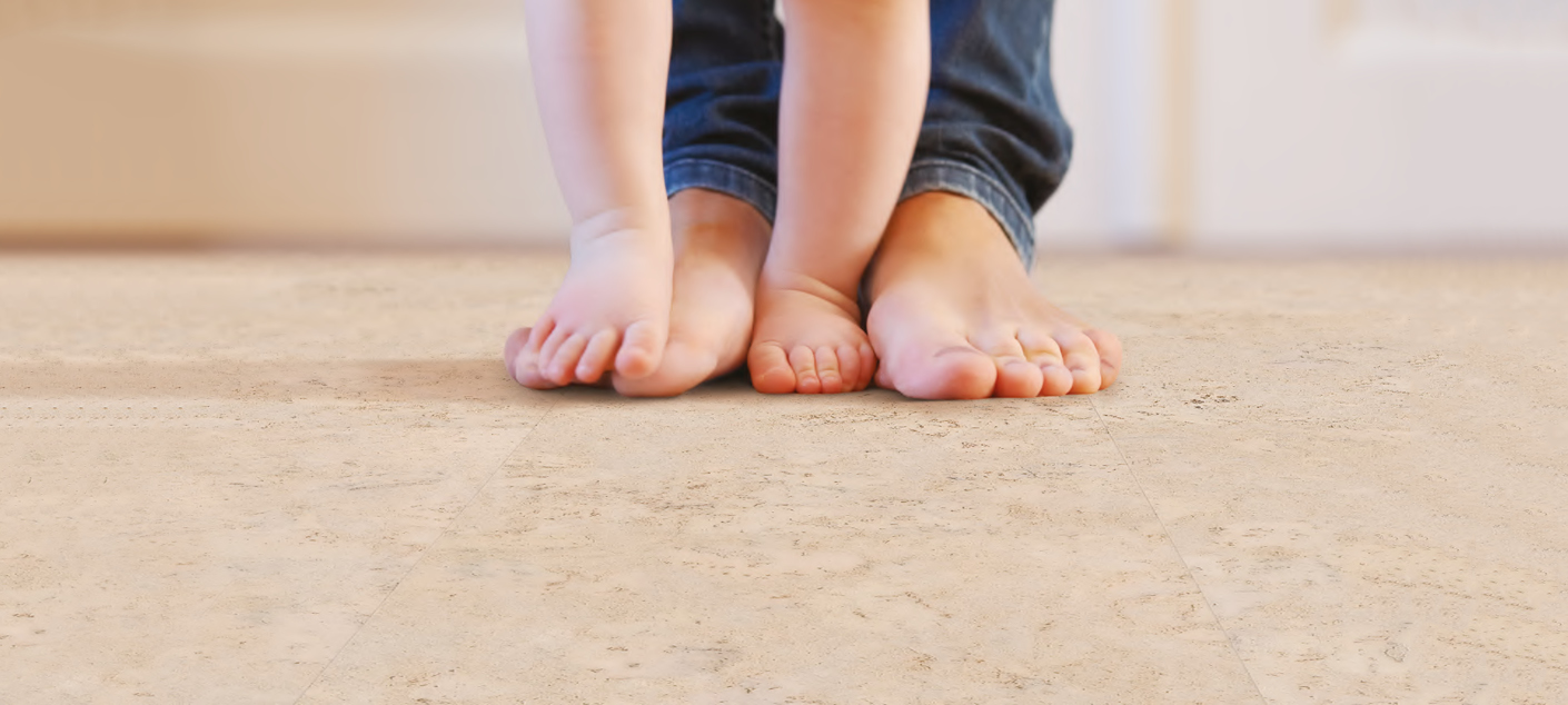 Camminare a piedi nudi sul sughero è un piacere senza pari
