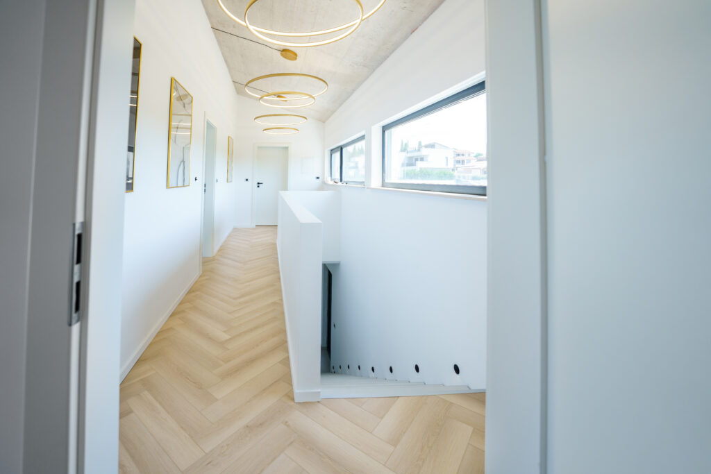 Hodnik z vinil SPC talno oblogo in sodobno razsvetljavo