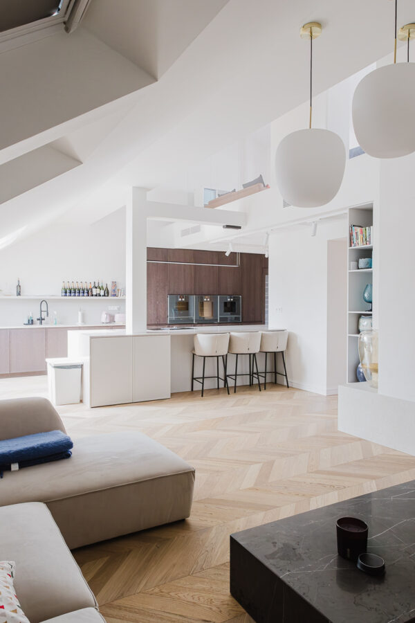 Elegante attico – parquet chevron opaco senza tempo