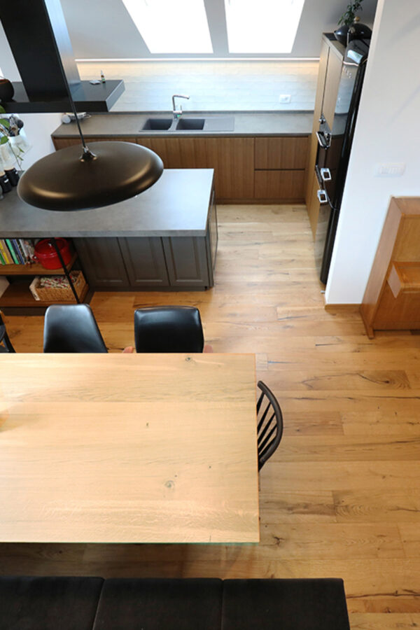 Mansarda con vista sul lago – il calore del legno